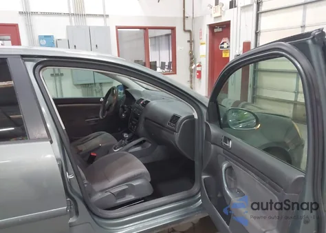 2007 Volkswagen Rabbit 4-Door z USA, uszkodzony, nr VIN WVWDS71K67W105945